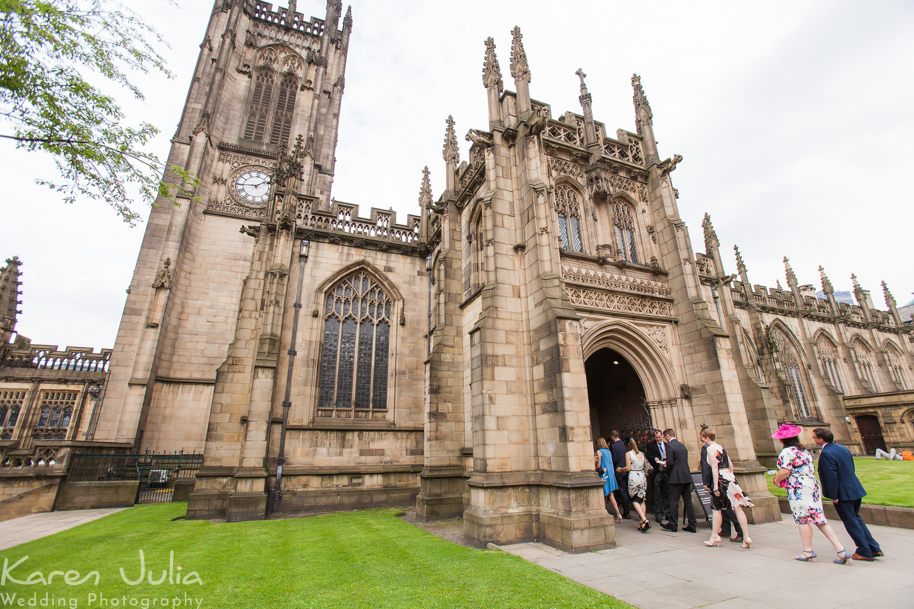 guests arrive at Manchester Cathedral 