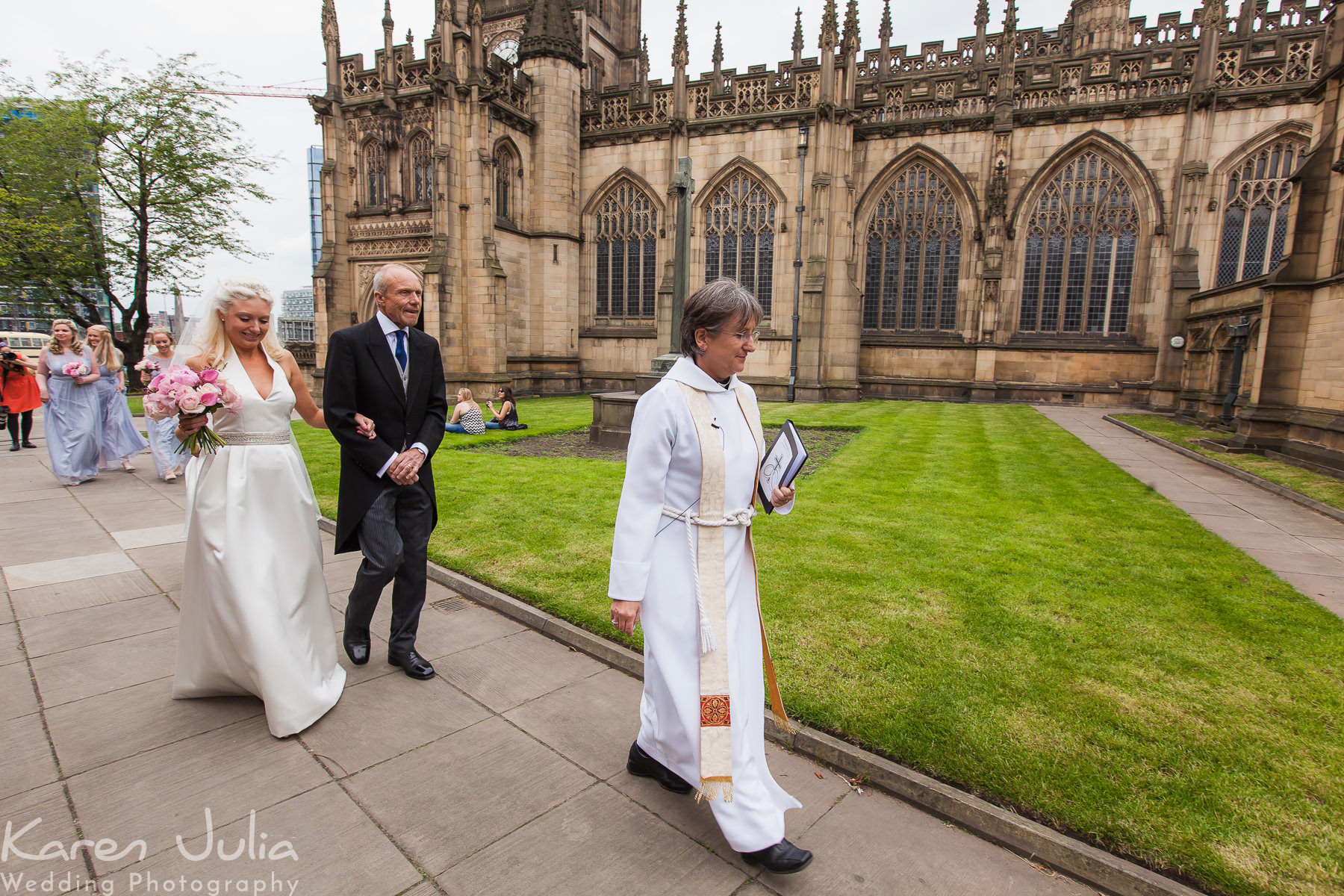 bride and her dad arrive at Manchester Cathedral for wedding