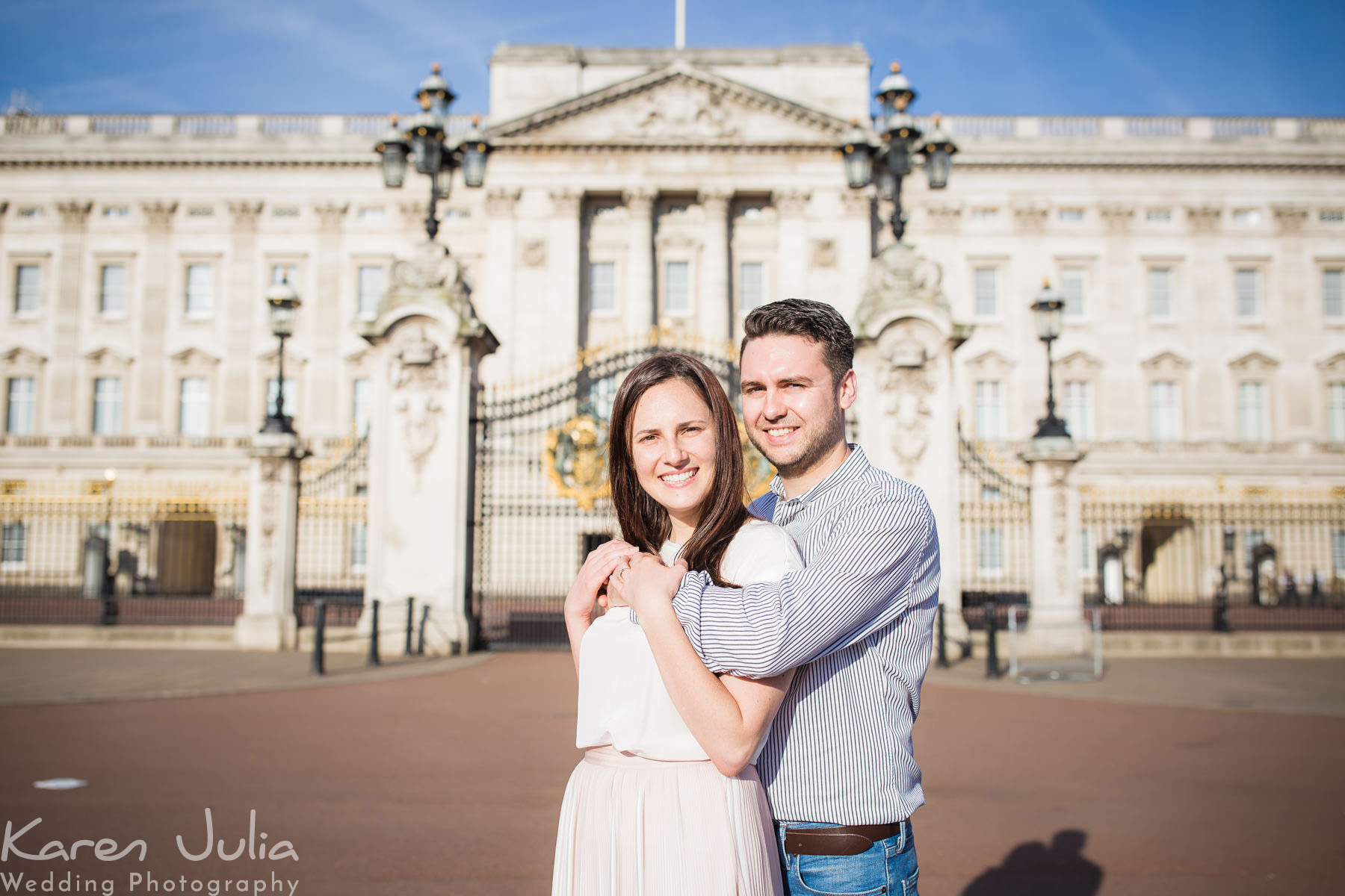 couple portraits outside Buckingham Palace, by Karen Julia Photography