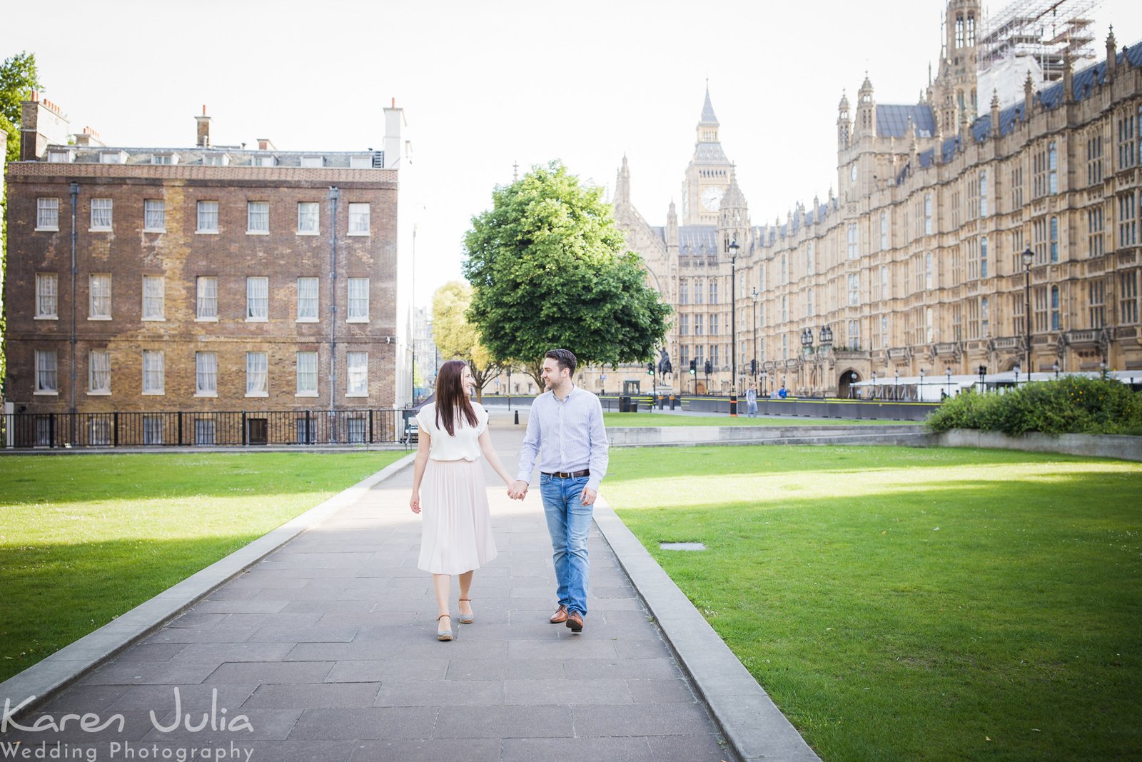 couple portrait in Paliament Square Gardens