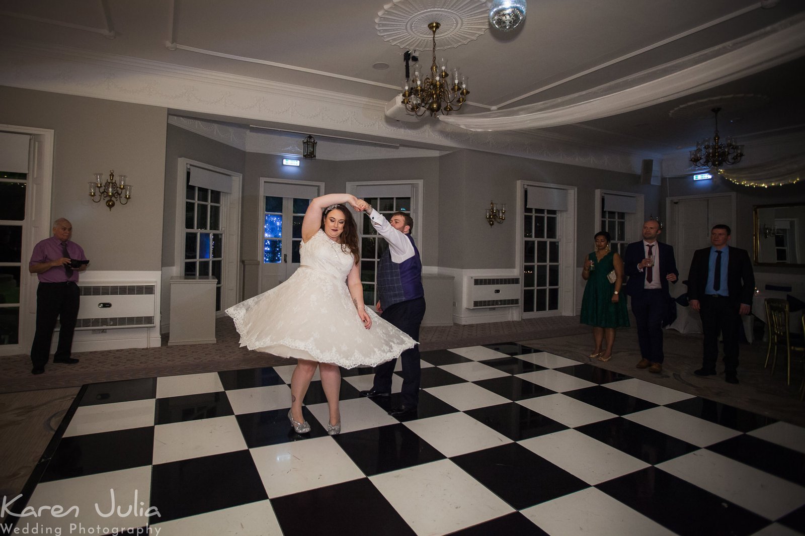 bride and groom dirst dance