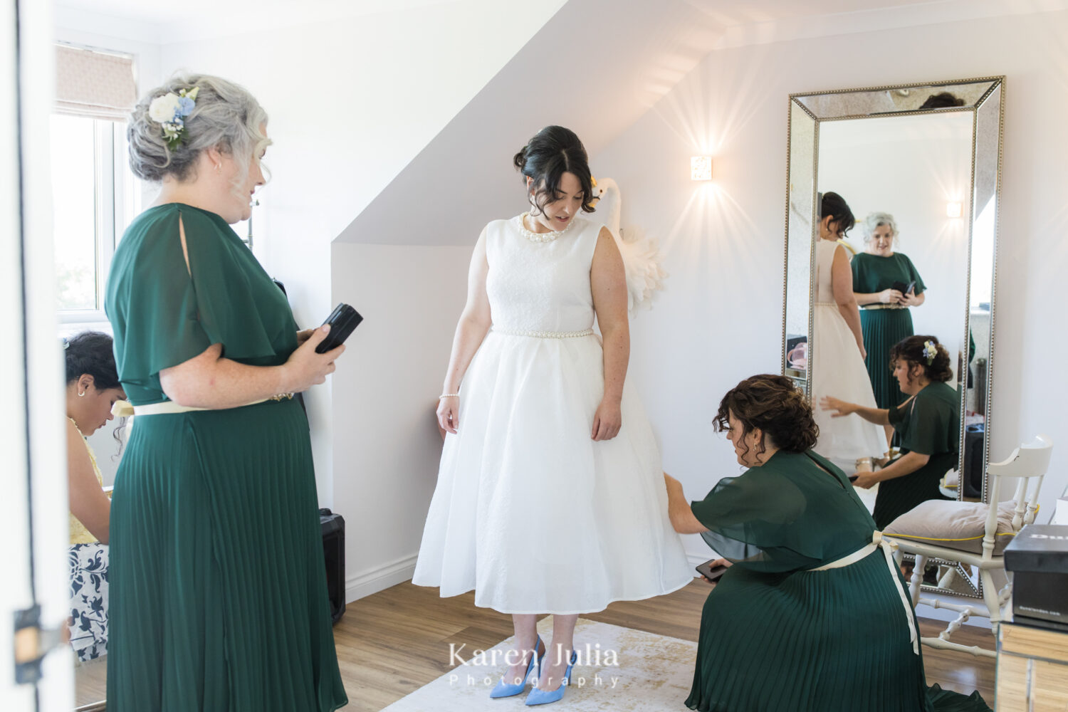 bride in the bridal suite at Fruin Farm with her bridesmaids sorting dress