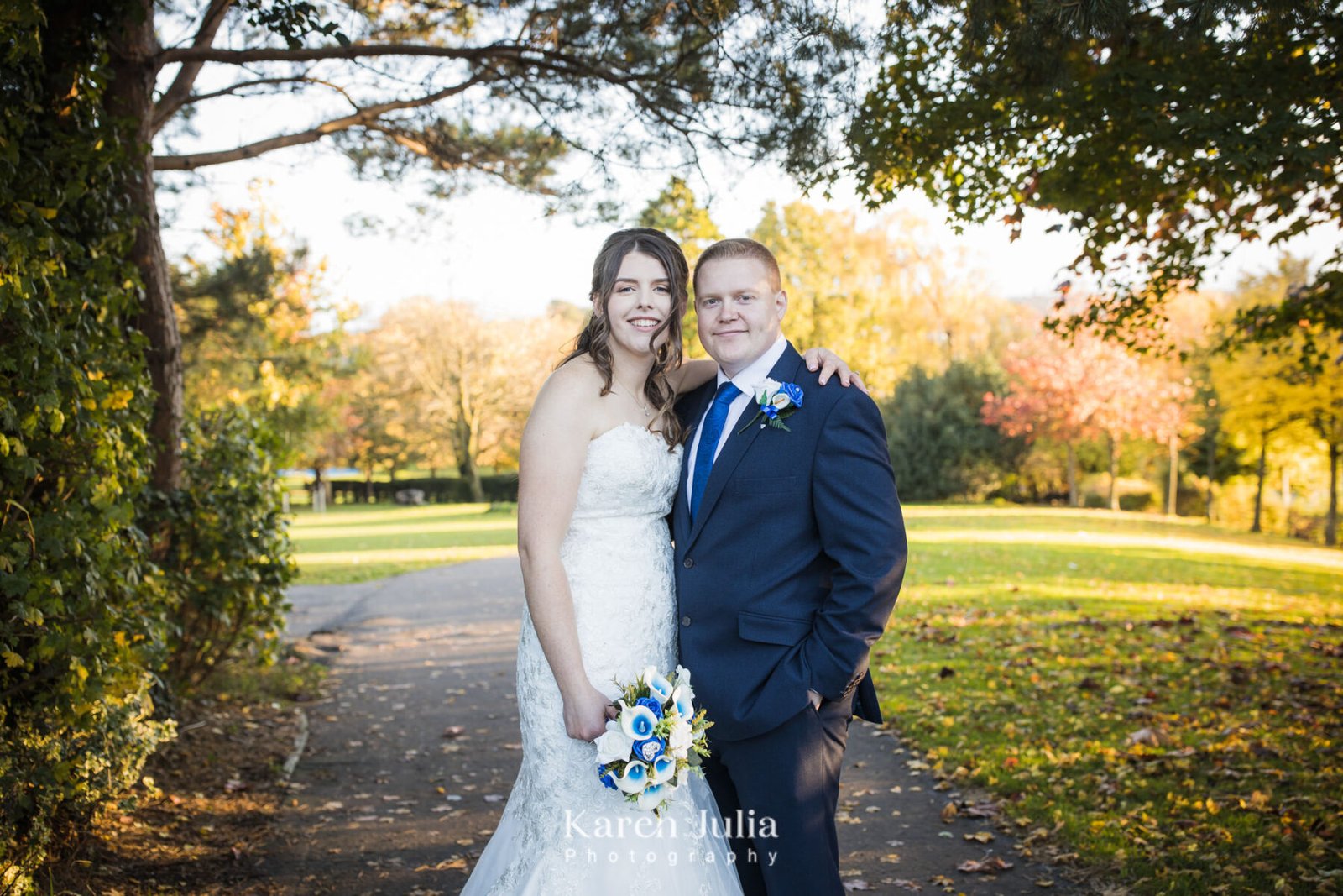 bride and groom portrait in Overtoun Park in Rutherglen