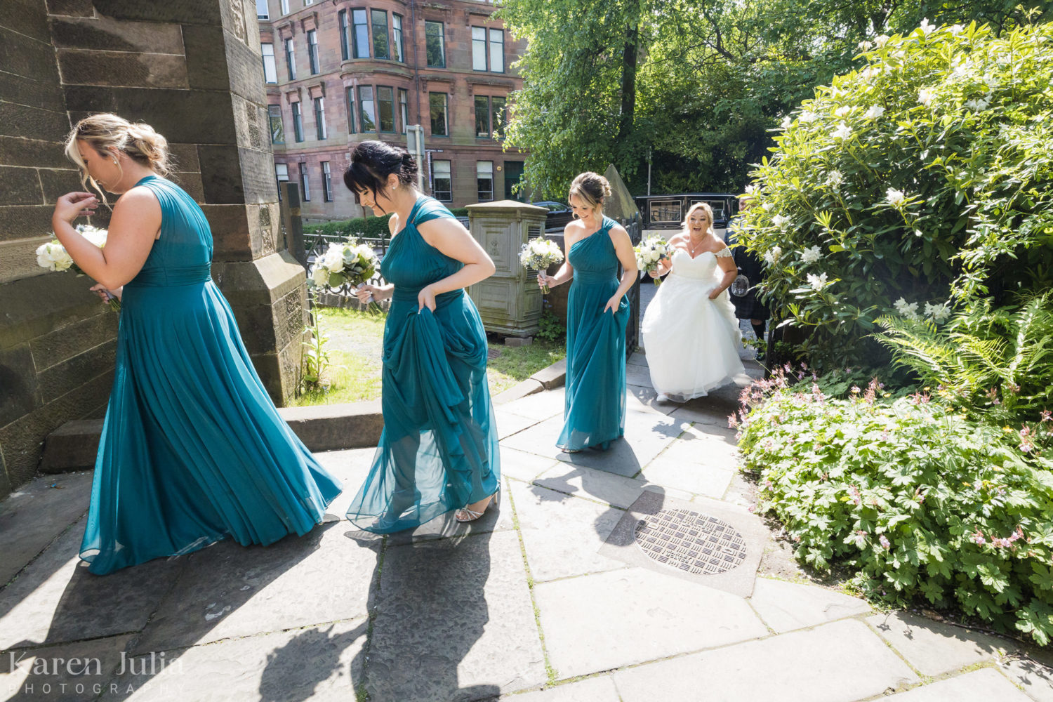 bridesmaids arriving at Cottiers with the bride