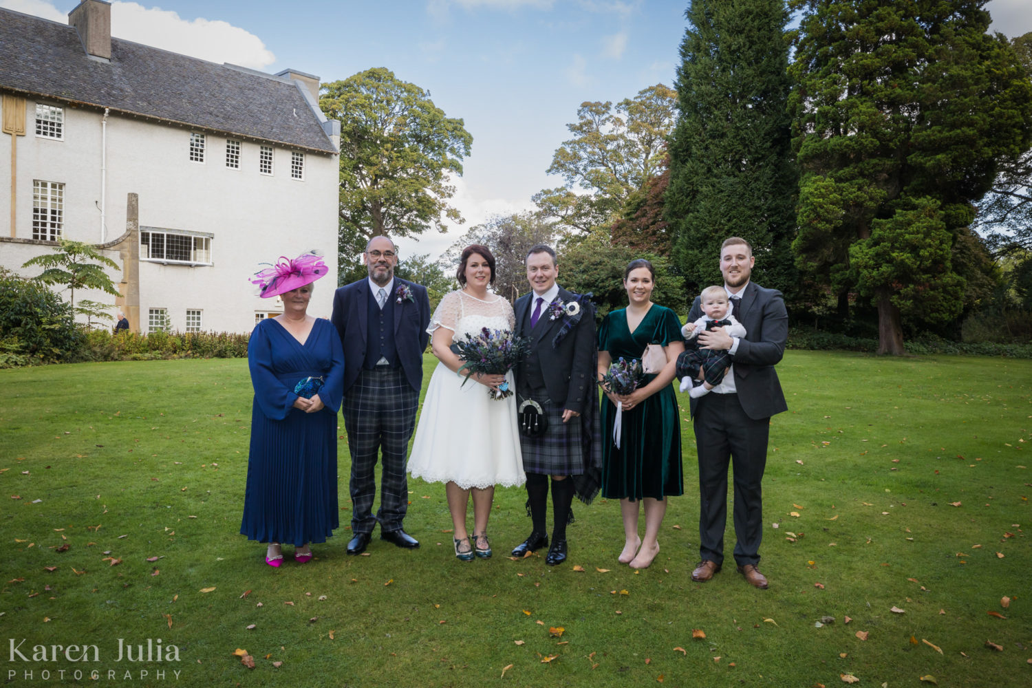 group photo of wedding guests 
