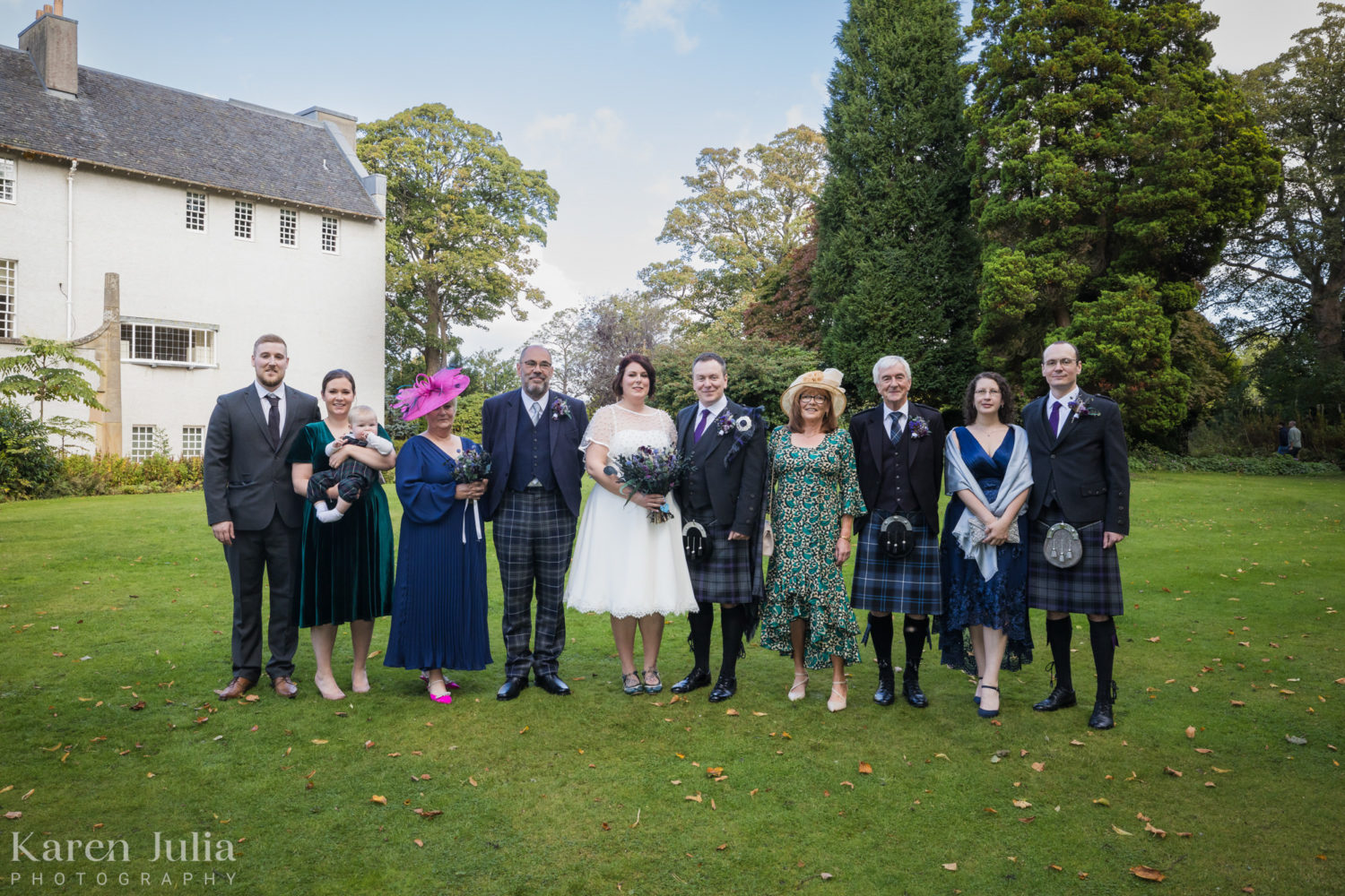 group photo of wedding guests 